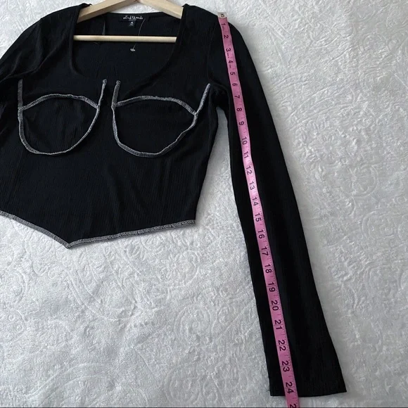 NWT Black Ribbed Crop Top With White Contrast Stitching - Picture 7 of 8